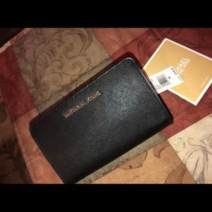 MICHAEL KORS BLACK HAND BAG